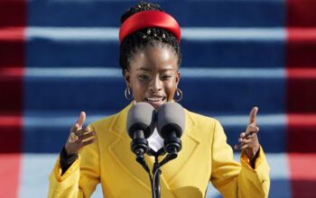 Amanda Gorman, poeta de 22 anos, faz um dos discursos mais emocionantes da cerimônia de posse de Biden