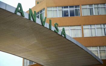 Anvisa aprova documentos da Fiocruz e pede mais dados de vacina do Butantan