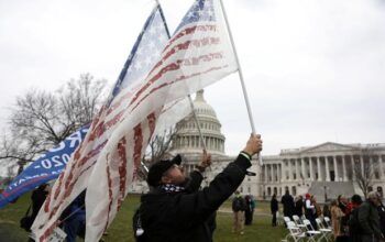 Apoiadores de Trump rompem barreiras do Capitólio