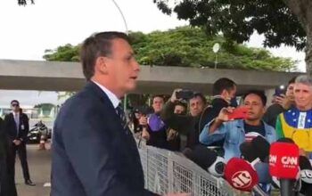 Bolsonaro contraria informações oficiais e diz a apoiadores que não foi informado sobre a crise de Manaus