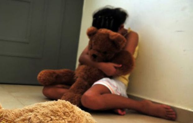 Criança de 10 anos é estuprada pelo padrasto e engravida de gêmeos em MG