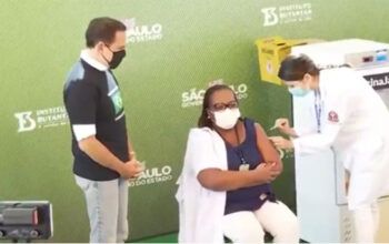 Enfermeira  é a primeira pessoa vacinada contra Covid-19 no Brasil