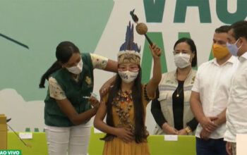 Representante dos povos indígenas é a primeira a ser vacinada contra covid-19 no Amazonas