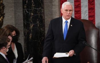 Vice-presidente dos Estados Unidos, o republicano Mike Pence irá à posse do democrata Joe Biden