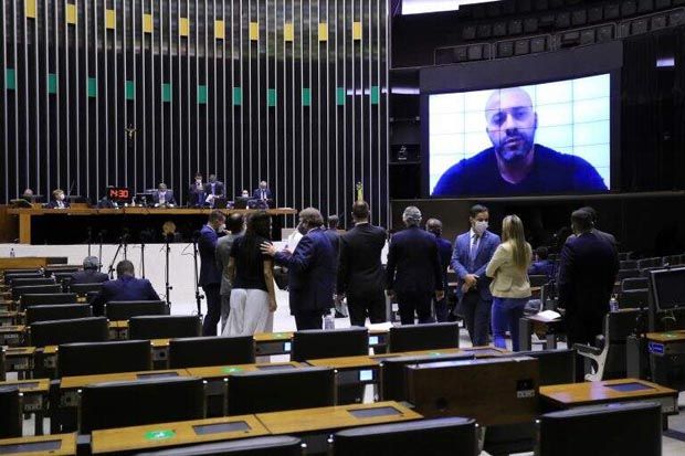 Internautas zombam de discurso manso de Daniel Silveira na Câmara: "arregou"