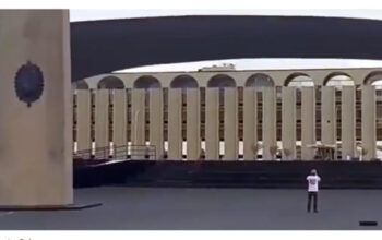 Trompetista toca música de Lula em frente ao Comando do Exército (vídeo)