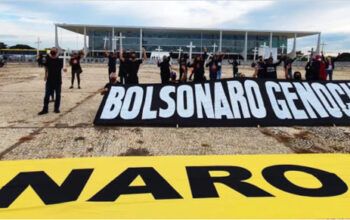 Após prisão de manifestantes, nova faixa é erguida no Planalto: Bolsonaro genocida