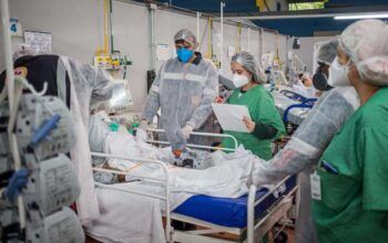 Média de mortes por covid-19 cai 24% em duas semanas