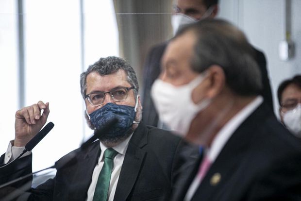 Araújo mente sobre ataques à China e transfere fracasso na diplomacia da vacina para Saúde