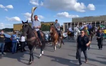 Bolsonaro chega a cavalo em manifestação de ruralistas e volta a provocar aglomeração (VÍDEOS)