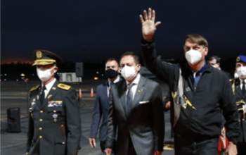 Bolsonaro é criticado após usar máscara na chegada ao Equador