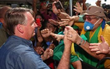 Bolsonaro é multado por causar aglomeração