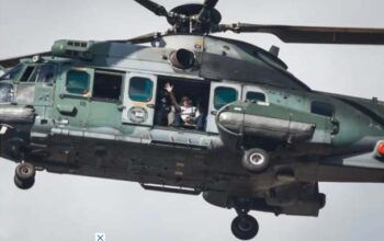 Bolsonaro sobrevoa de helicóptero Esplanada  onde apoiadores fazem protesto
