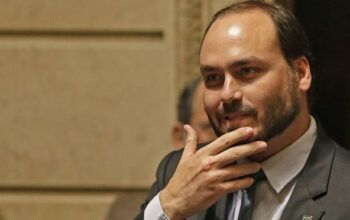 Carlos Bolsonaro retoma controle da comunicação da Presidência e reativa "gabinete do ódio"