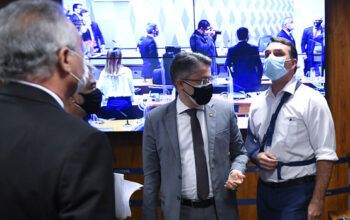 Flavio Bolsonaro chama Renan de vagabundo e recebe resposta. “Vagabundo é você que roubou”