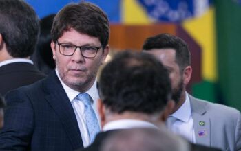 Mário Frias pede veto à Lei Paulo Gustavo e Eduardo Bolsonaro reage