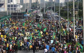 “Meu Exército jamais irá às ruas para manter vocês em casa”, diz Bolsonaro