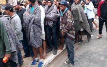 Fila da fome - Centenas de pessoas aglomeram por um prato de comida, denuncia padre Lancellotti