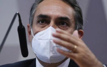 Pfizer confirma que empresa ofereceu 70 milhões de doses de vacina rejeitadas por Bolsonaro