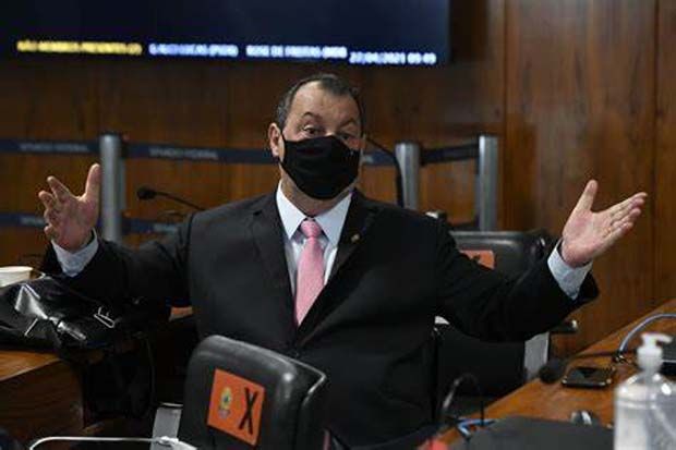 'Supremo tira a oportunidade de Pazuello esclarecer os fatos', diz Omar Aziz