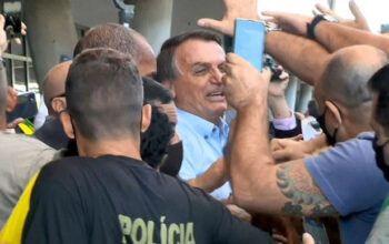 Bolsonaro é vaiado em avião e  responde a passageiros: 'Deviam estar viajando de jegue'