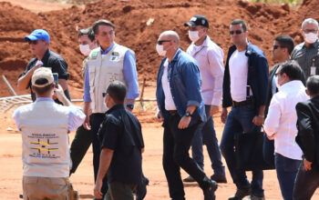 Fachin dá cinco dias para Bolsonaro explicar por que não usa máscara e causa aglomerações