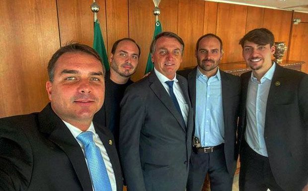 Inquérito aponta milhares de acessos de perfis falsos ligados a clã Bolsonaro