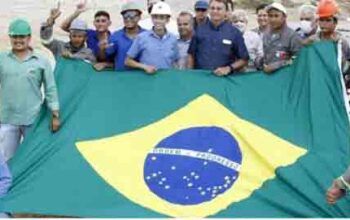 Ministério apaga foto de Bolsonaro com trabalhadores que fazem “L” de Lula