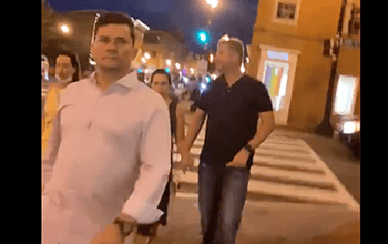 Moro se irrita ao ser flagrado passeando em Washington onde vive como rico