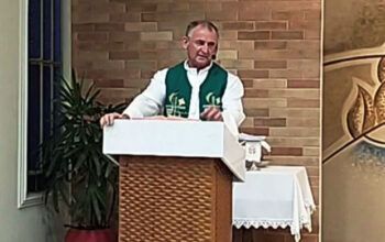 Padre xinga repórter da Globo de “viadinho” e “idiota” durante missa