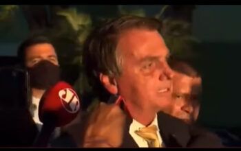 Bolsonaro reza “Pai Nosso” com jornalistas antes de admitir conversa com Miranda; veja vídeo