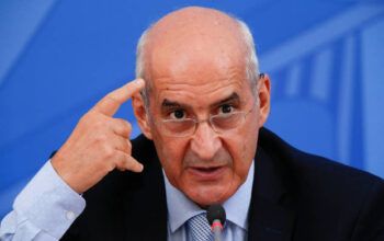 “Eu não sabia. Fui atropelado por um trem”, diz general Ramos sobre demissão da Casa Civil