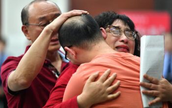 Família chinesa reencontra filho sequestrado após 24 anos de buscas