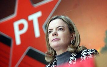 Gleisi Hoffmann consta como morta e com nome “Bolsonaro” no SUS