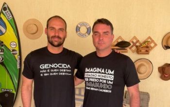 Irmãos Bolsonaro publicam foto usando camisetas com xingamento a Renan