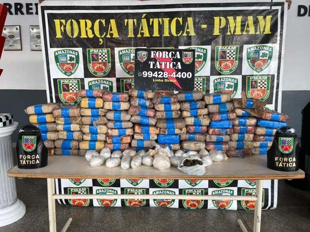 Mais de 100 kg de drogas entre maconha e oxi são apreendidos em túnel no quintal de uma casa no Zumbi