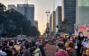 Manifestação contra Bolsonaro fecha a Av. Paulista 