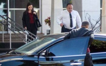 Pazuello deixa hotel militar com namorada em Brasília, sem máscara