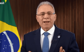 Queiroga mente em cadeia nacional ao dizer que Bolsonaro apostou na promoção do acesso às vacinas