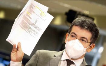 Randolfe protocola queixa-crime contra Bolsonaro por difamação