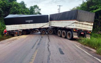 Caminhoneiro perde o controle ao tentar subir ladeira e interdita a BR-174 próximo a Presidente Figueiredo