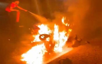 Vídeo: motocicletas pegam fogo após colisão
