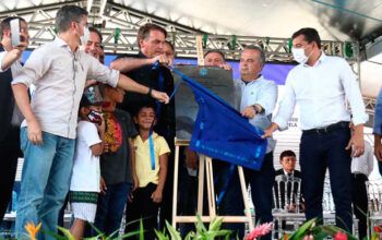 Em Manaus Bolsonaro culpa estados pela alta do gás e da gasolina em evento ao lado Wilson Lima