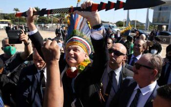 Sem máscara e de cocar, Bolsonaro promove aglomeração com indígenas pró-governo