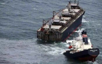 Após encalhar, navio parte ao meio na costa do Japão