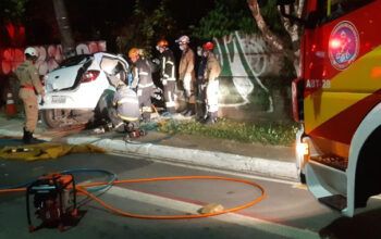 Adolescente de 17 anos morre ao colidir carro com poste na Ponta Negra