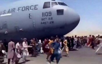Afegãos invadem pista de aeroporto para tentar embarcar em avião dos EUA
