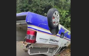 Ambulância que transportava pacientes capota em Itapiranga