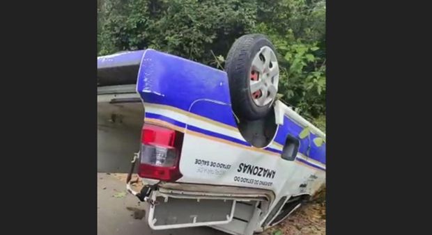 Ambulância que transportava pacientes capota em Itapiranga