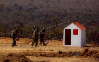 Ao som do tema de “Missão Impossível”, militares atacam casinha em operação simulada